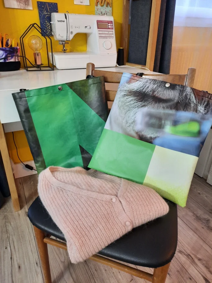 Tote bag réalisés avec l'habillage d'un stand 2 tote bag issus d'un habillage de stand