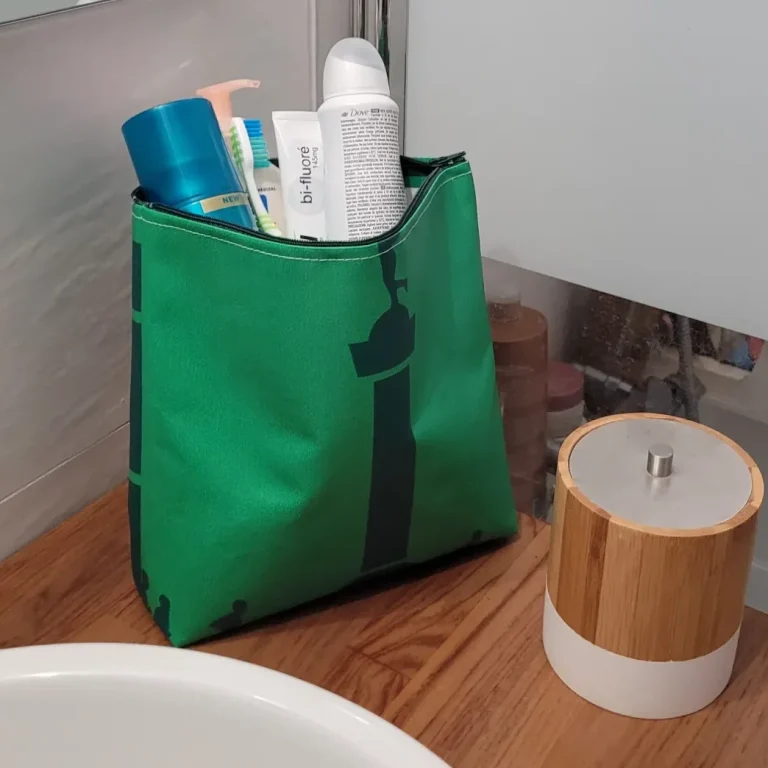 Pour le bureau ou pour le voyage, les accessoires que l'on peut créer sont nombreux. Ici, une jolie trousse de toilette.