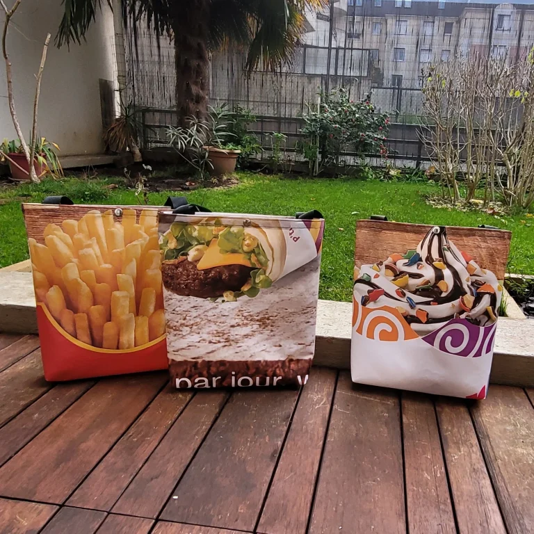 Une toile d'un fast food, et hop on réalise 3 tote bag illustant l'entrée, le plat et le dessert d'un repas.