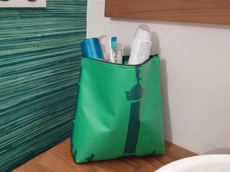 La trousse de toilette - ou vanity - est un indispensable pour partir en voyage. D'autant plus si c'est pour venir à Paris pour votre prochain marathon de Paris